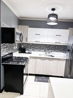 Townhome | Private kitchen - Cozy Crib 5mins from the airport (Kingston)