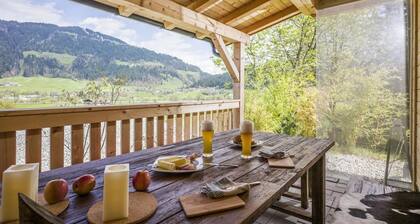 Ferienhaus 'Hirschhäusl' mit Bergblick, Terrasse, Sauna und WLAN
