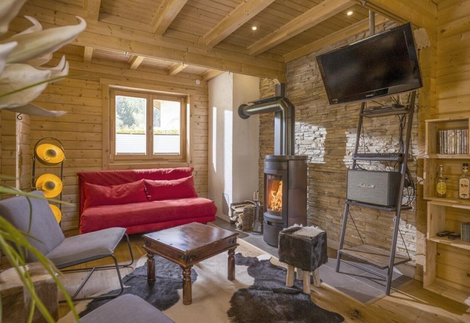 Fernseher, Kamin, DVD-Player, Stereoanlage