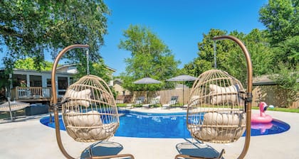 POOL! Close to the Beach and Downtown! BBQ! Game Room!