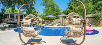 POOL! Close to the Beach and Downtown! BBQ! Game Room!