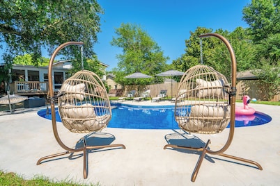 POOL! Close to the Beach and Downtown! BBQ! Game Room!
