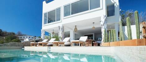 Vista frontal de la propiedad