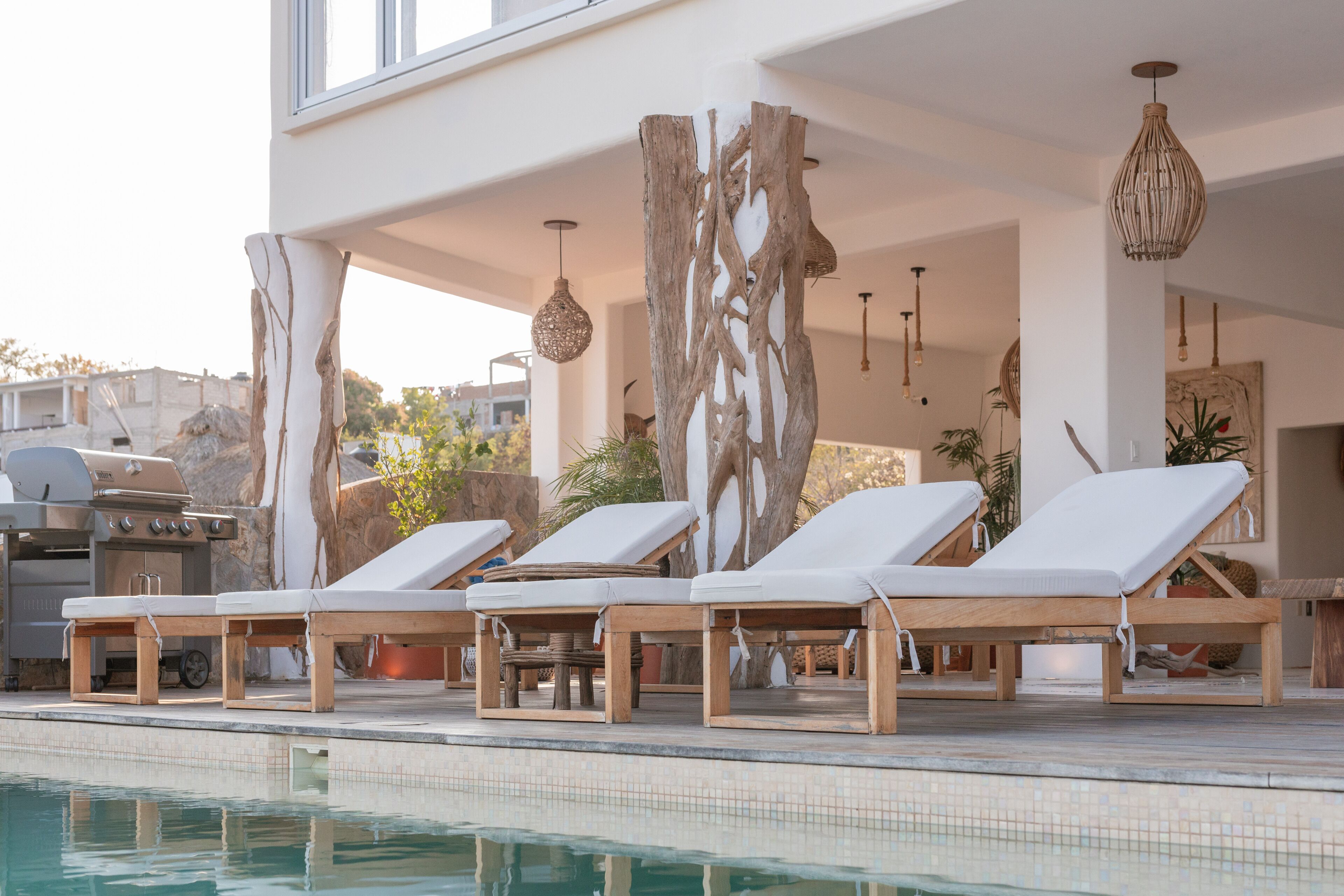 Een buitenzwembad, gratis zwembadcabana's en parasols bij het zwembad