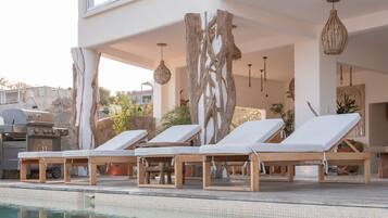 Alberca al aire libre y camas balinesas gratuitas