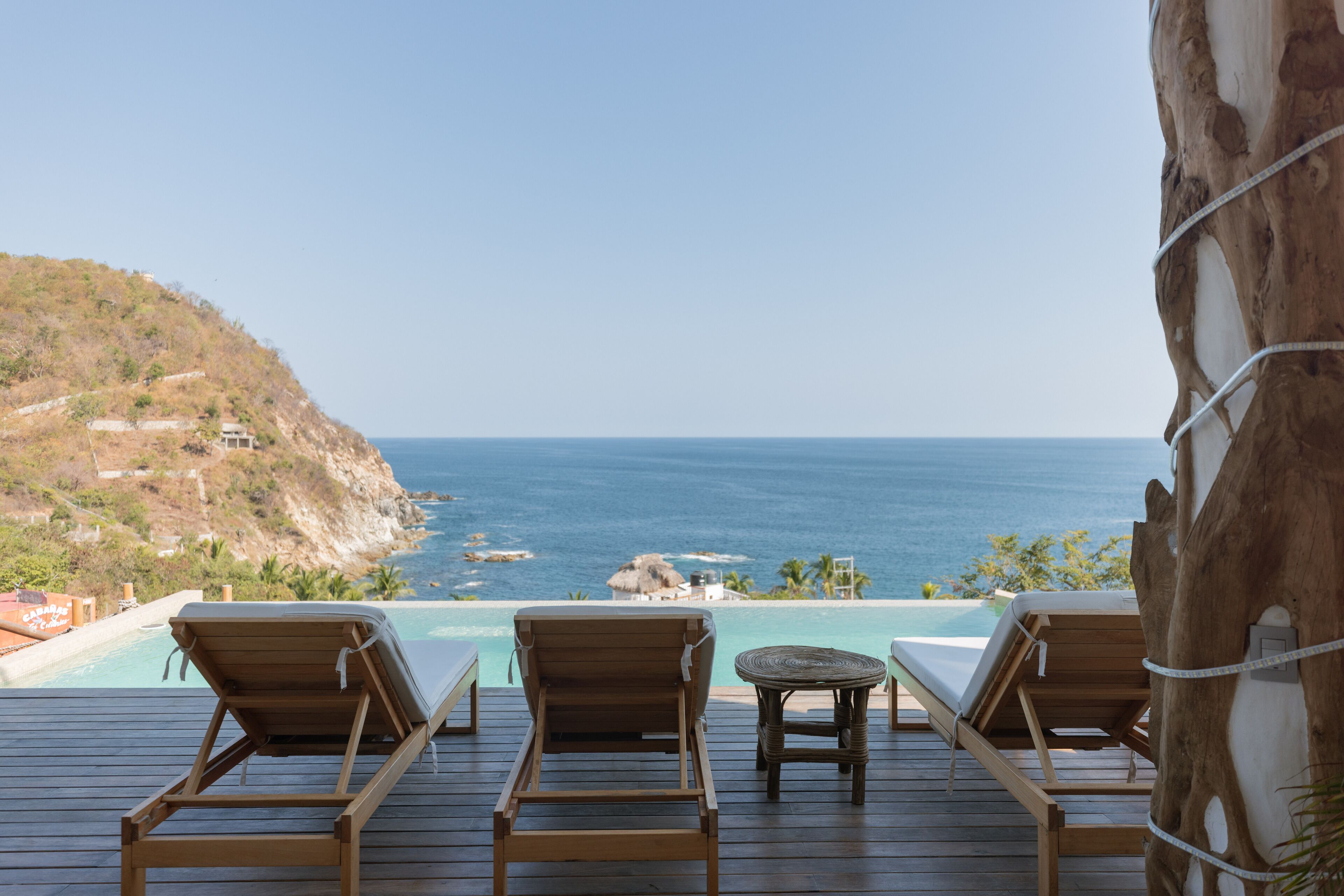 Una piscina al aire libre, camas de piscina gratis, sombrillas