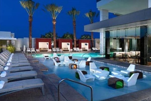 Een buitenzwembad en een verwarmd zwembad