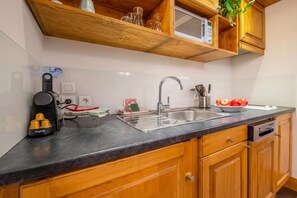 Fridge, microwave, stovetop, dishwasher - Vallorcine Loriaz 11 ski in / ski out, Vallorcine (Argentiere), France (Vallorcine (Argentiere))