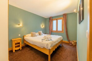 1 bedroom, desk, bed sheets, wheelchair access - Vallorcine Loriaz 11 ski in / ski out, Vallorcine (Argentiere), France (Vallorcine (Argentiere))