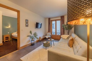 TV a schermo piatto, studio, stampante