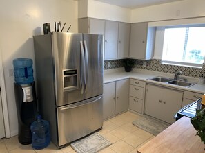 Private kitchen - Colorado river! Cozy 2 bedroom with a fireplace! (Topock)