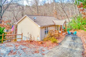 Exterior - Quiet 2 bedroom home with mountain view, grill, firepit & washer/dryer (Franklin)