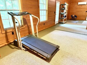 Fitness facility - Quiet 2 bedroom home with mountain view, grill, firepit & washer/dryer (Franklin)