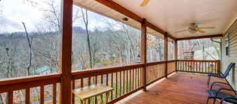 Quiet 2 bedroom home with mountain view, grill, firepit & washer/dryer