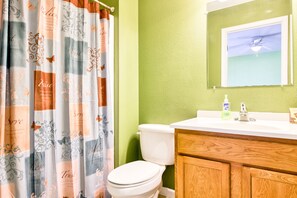 Hair dryer, towels - Quiet 2 bedroom home with mountain view, grill, firepit & washer/dryer (Franklin)
