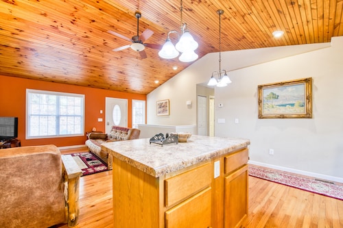 Quiet 2 bedroom home with mountain view, grill, firepit & washer/dryer