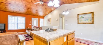 Quiet 2 bedroom home with mountain view, grill, firepit & washer/dryer