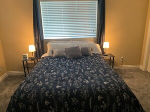 2 chambres, bureau, fer et planche à repasser, lit parapluie