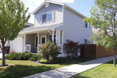 Helena Townhouse next to Skelton Park (Dog and kid friendly)