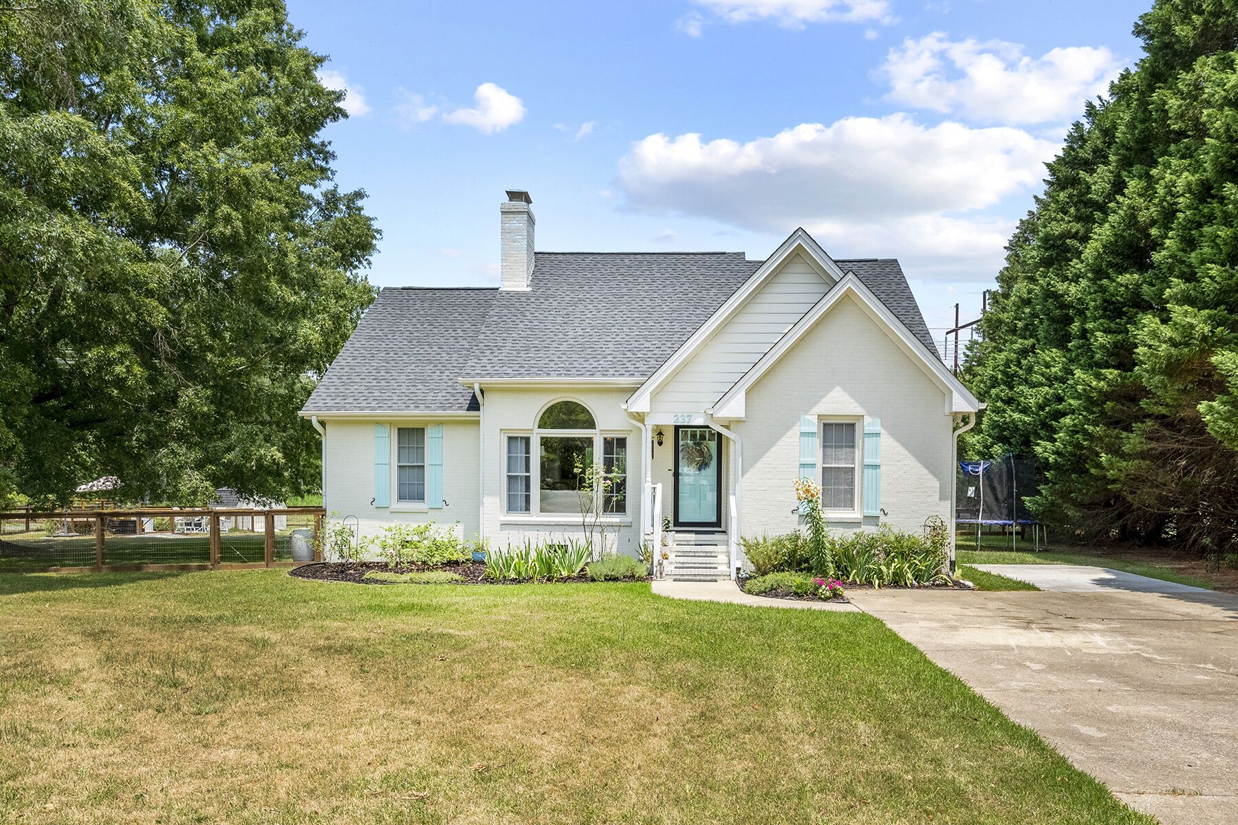 Charming country home on a horse farm, 15min to Downtown!