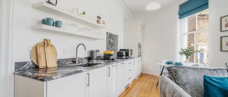 Frigorífico, microondas, horno y placa de cocina