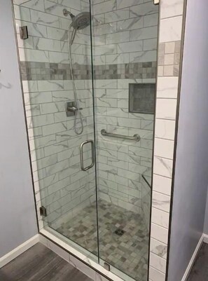 Dusche, Haartrockner, Handtücher, Seife