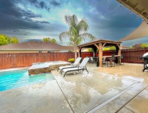 Outdoor dining - Spacious 5-Bedroom home w/ Pool & Hot Tub (Fresno)