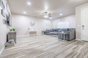 TV, Netflix, streaming services - Spacious 5-Bedroom home w/ Pool & Hot Tub (Fresno)