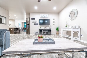 TV, Netflix, streaming services - Spacious 5-Bedroom home w/ Pool & Hot Tub (Fresno)