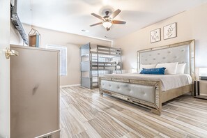 5 bedrooms, iron/ironing board, travel crib, free WiFi - Spacious 5-Bedroom home w/ Pool & Hot Tub (Fresno)