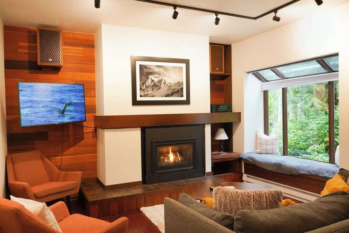 Smart TV, chimenea, mesa de ping pong