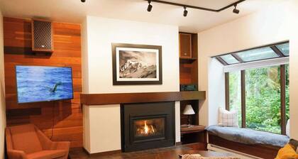 MCM Resort Condo near Mt Baker w/ Fireplace