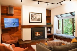 TV connectée, cheminée, table de tennis de table