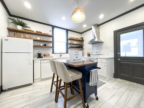 Fridge, microwave, oven, stovetop - Heart of Downtown Huntsville Century Home (Huntsville)