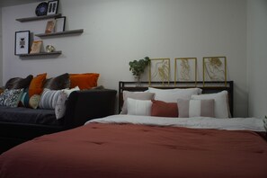 Desk, iron/ironing board, free WiFi, bed sheets - Prívate studio with personal patio (Phoenix)