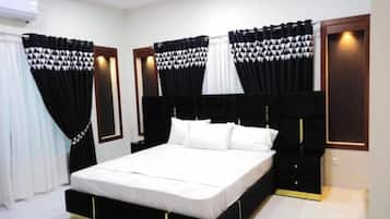 Deluxe Room | Soundproofing, iron/ironing board, bed sheets