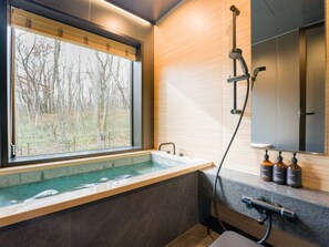 Sèche-cheveux, serviettes fournies