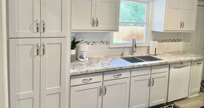 Stylish 4 bedroom House Close to Both the Heart of Bryan and College Station