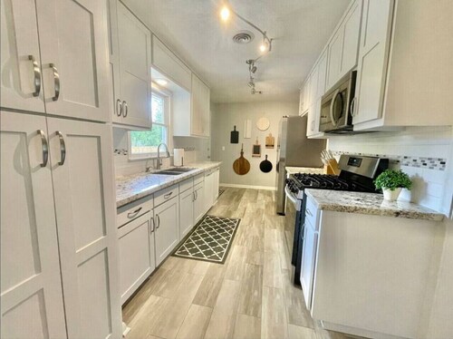 Stylish 4 bedroom House Close to Both the Heart of Bryan and College Station