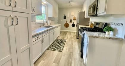 Stylish 4 bedroom House Close to Both the Heart of Bryan and College Station