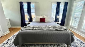 4 slaapkamers, een bureau, een strijkplank/strijkijzer, gratis wifi