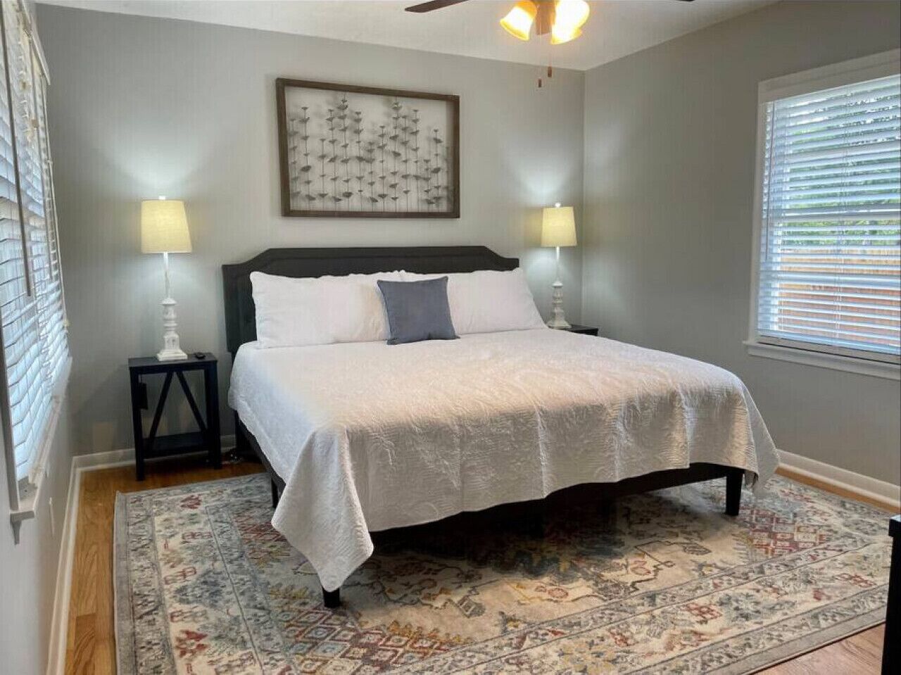 4 makuuhuonetta, työpöytä, silitysrauta/-lauta, ilmainen Wi-Fi