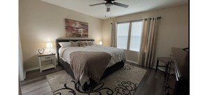 3 habitaciones, tabla de planchar con plancha y cuna de viaje 