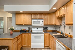 冷蔵庫、電子レンジ、オーブン、コンロ