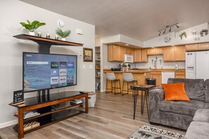 スマートテレビ、暖炉、卓球台、書庫