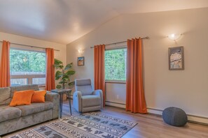 スマートテレビ、暖炉、卓球台、書庫