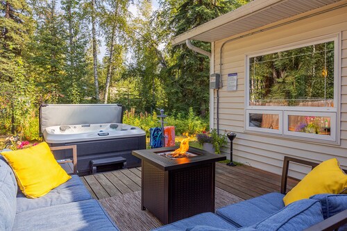 Borealis Abode: Abundant Amenities; Private Hot Tub, Pool Table, and King Bed