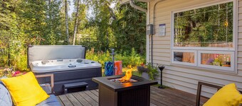 Borealis Abode: Abundant Amenities; Private Hot Tub, Pool Table, and King Bed