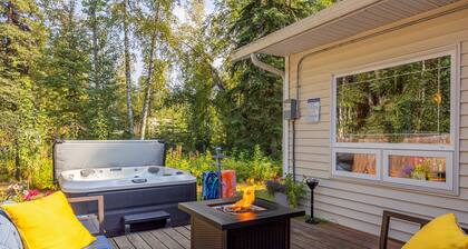 Borealis Abode: Abundant Amenities; Private Hot Tub, Pool Table, and King Bed