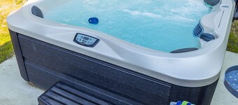 Borealis Abode: Abundant Amenities; Private Hot Tub, Pool Table, and King Bed